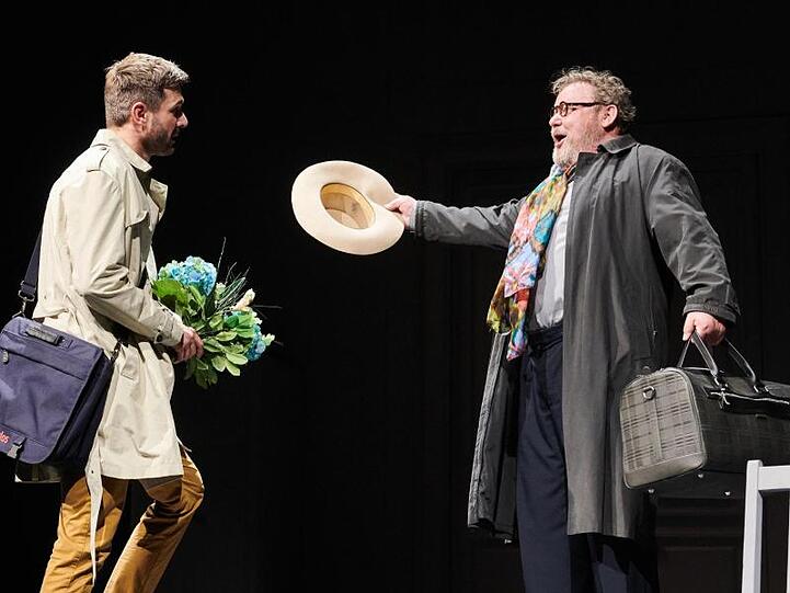 Die Schauspieler Jochen Schropp und Walter Plathe (l-r) auf der Bühne im Schiller Theater.