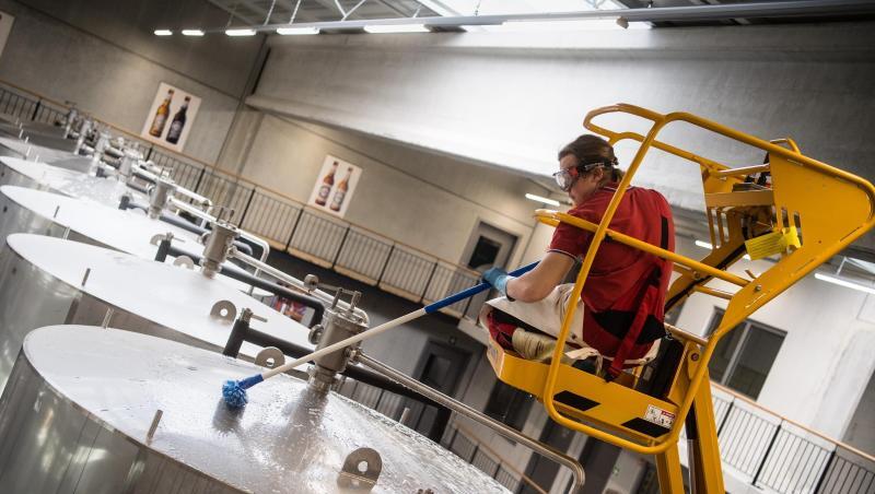 Ein Brauergeselle reinigt im Sudhaus einer Brauerei die Lagertanks. Foto: Matthias Balk/Archivbild Ein Brauergeselle reinigt im Sudhaus einer Brauerei die Lagertanks. Foto: Matthias Balk/Archivbild