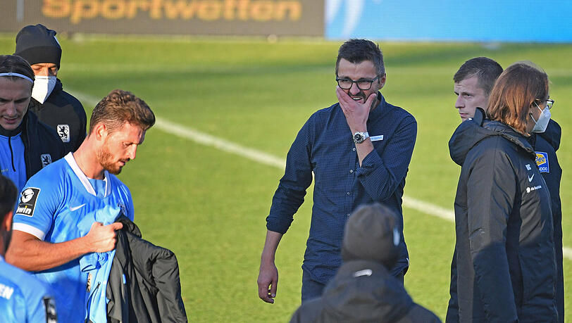 Nach dem Spielende enttäuscht: Löwen-Trainer Michael Köllner.