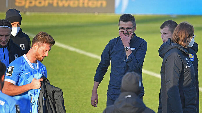 Nach dem Spielende enttäuscht: Löwen-Trainer Michael Köllner.