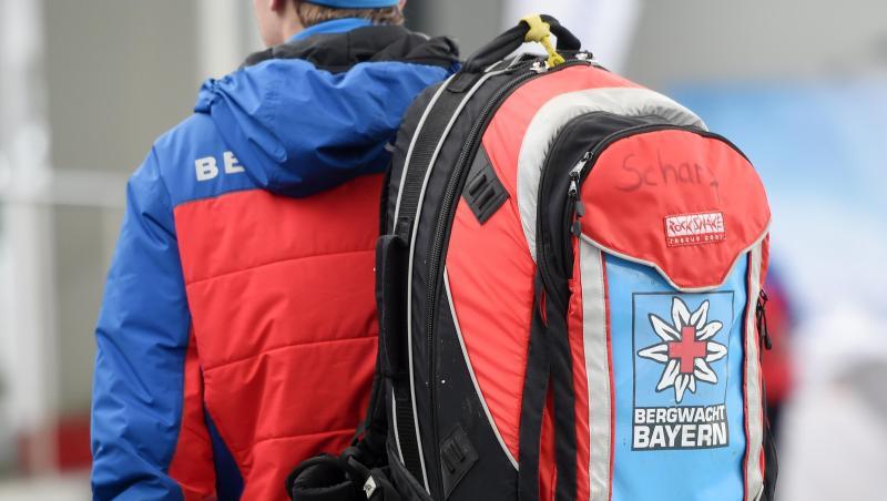 Ein Bergretter der Bergwacht Bayern steht im Ausbildungszentrum der Bergwacht.
