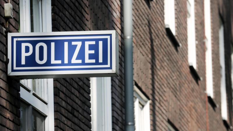 Ein Schild mit der Aufschrift "Polizei" hängt an einem Polizeipräsidium.