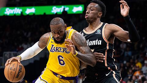 LeBron James (l) zeigte an seinem Geburtstag eine starke Leistung.