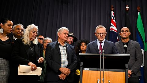Australiens Premierminister Anthony Albanese spricht bei einer Pressekonferenz im Parlamentsgebäude in Canberra.