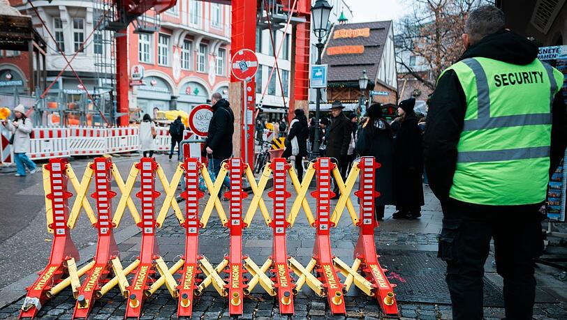 Mobile Zäune zur Absicherung des Christkindlmarktes am Münchner Marienplatz. Auch solche Maßnahmen belasten die Marktveranstalter finanziell. Mobile Zäune zur Absicherung des Christkindlmarktes am Münchner Marienplatz. Auch solche Maßnahmen belasten die Marktveranstalter finanziell.