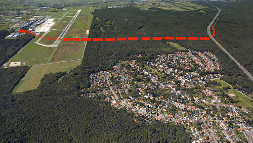 Entlang der gestrichelten Linie und unter der Start- und Landebahn hindurch soll die 2,7 Kilometer lange Röhre verlaufen, die den Flughafen dann direkt mit der Autobahn A 3 verbinden würde. Entlang der gestrichelten Linie und unter der Start- und Landebahn hindurch soll die 2,7 Kilometer lange Röhre verlaufen, die den Flughafen dann direkt mit der Autobahn A 3 verbinden würde.