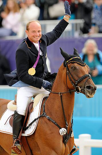 Als &bdquo;goldener Reiter&ldquo; wird Michael Jung gefeiert, der im Einzel- und Mannschaftswettbewerb der Vielseitigkeitsreiter Olympiasieger wird.