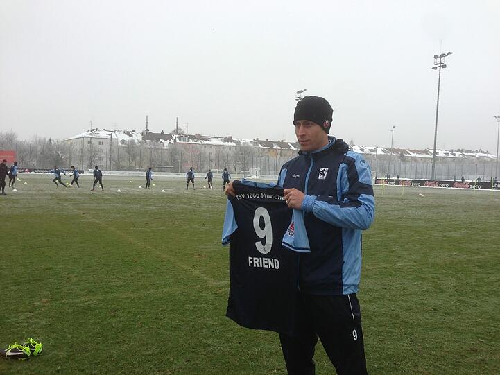 Rob Friend stürmt für die Löwen und trägt die Nummer 9.