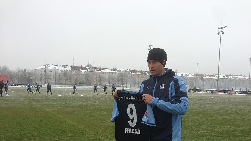Rob Friend stürmt für die Löwen und trägt die Nummer 9. Rob Friend stürmt für die Löwen und trägt die Nummer 9.
