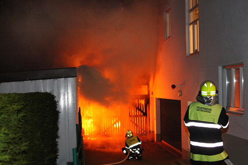 Das Auto völlig zerstört, die Garage in Vollbrand: In Waldkraiburg ist ein Carport abgebrannt. Die Bilder vom spektakulären Feuerwehreinsatz.