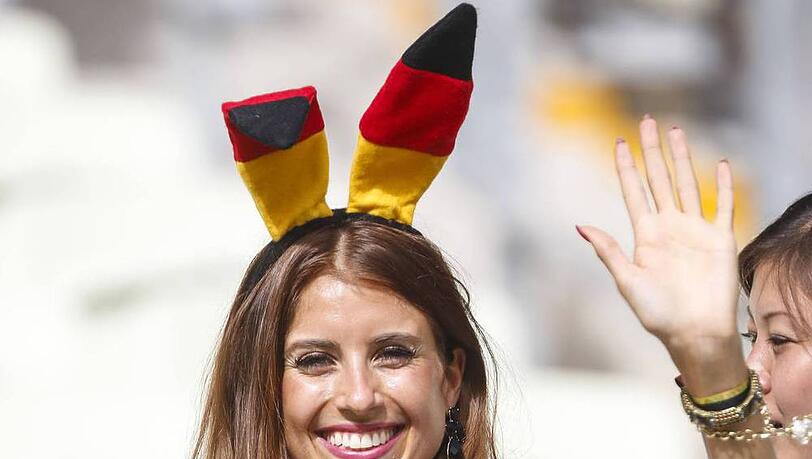 Cathy Fischer feuert ihren Freund Mats Hummels an Cathy Fischer feuert ihren Freund Mats Hummels an