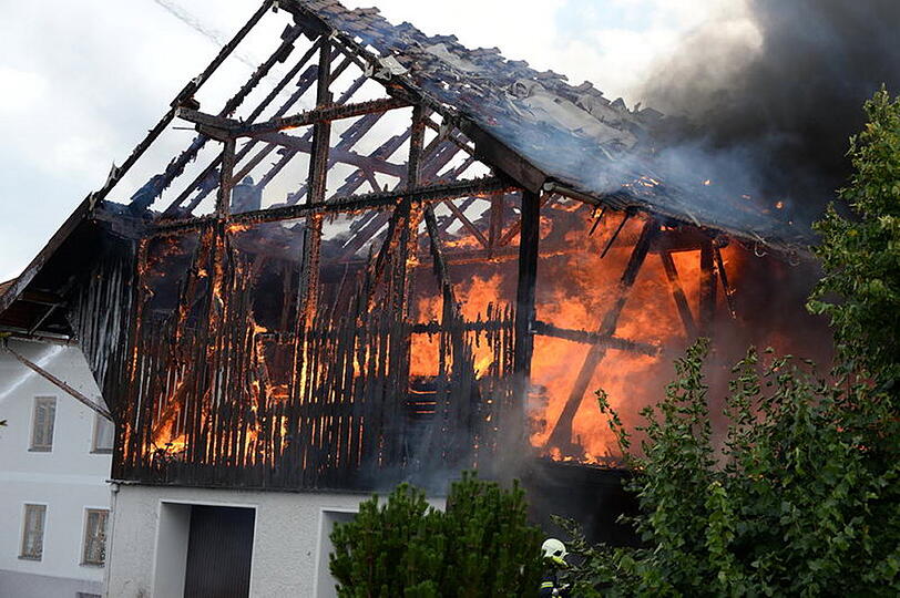 Bei Siegsdorf im Landkreis Traunstein steht am Sonntagmittag ein Bauernhof in Flammen.