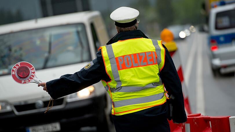 Die Polizei sieht die Belastungsgrenze bei den Grenzkontrollen erreicht. Die Polizei sieht die Belastungsgrenze bei den Grenzkontrollen erreicht.