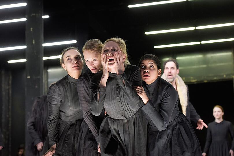 Frauen im Wahn: Genet Zegay (Betty Parris, links), Friederike Ott (Mercy Lewis), Valery Tscheplanowa (Abigail Williams), Valentina Schüler (Tituba), hinten Thomas Loibl (John Proctor), Valerie Pachner (Mary Warren) in Tina Laniks Inszenierung von Arthur Millers &bdquo;Hexenjagd&ldquo;.