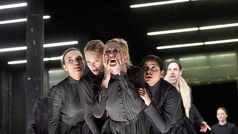 Frauen im Wahn: Genet Zegay (Betty Parris, links), Friederike Ott (Mercy Lewis), Valery Tscheplanowa (Abigail Williams), Valentina Schüler (Tituba), hinten Thomas Loibl (John Proctor), Valerie Pachner (Mary Warren) in Tina Laniks Inszenierung von Arthur Millers &bdquo;Hexenjagd&ldquo;.