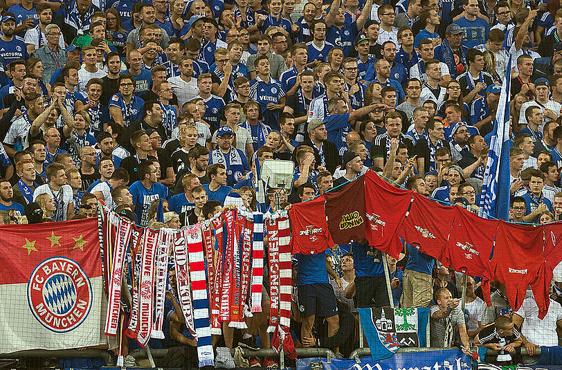 Die Schalker Fans präsentieren ihr Diebesgut.