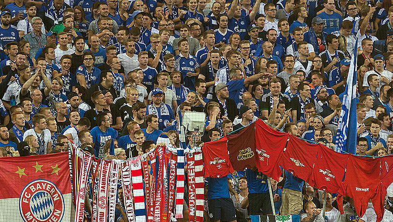 Die Schalker Fans präsentieren ihr Diebesgut. Die Schalker Fans präsentieren ihr Diebesgut.