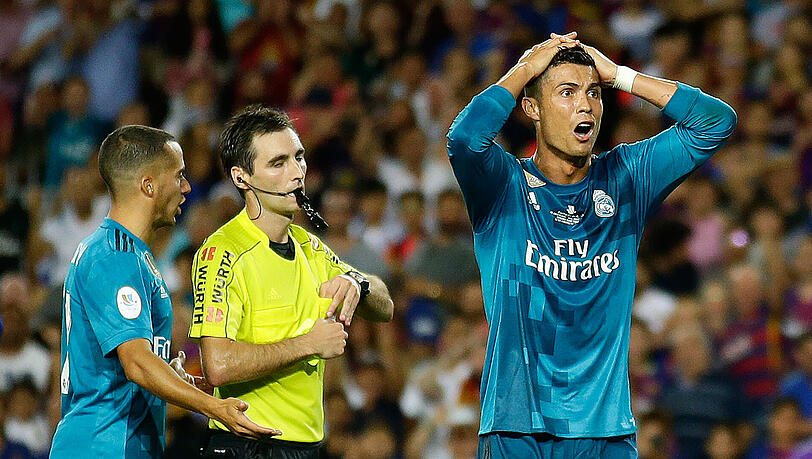 Kann's nicht fassen: Cristiano Ronaldo (r.) nach seinem Platzverweis gegen den FC Barcelona. Kann's nicht fassen: Cristiano Ronaldo (r.) nach seinem Platzverweis gegen den FC Barcelona.