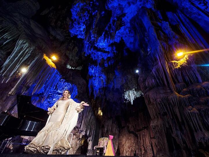 Die spanische Sopranistin Ainhoa Arteta in der Cueva de Nerja (Höhle von Nerja).