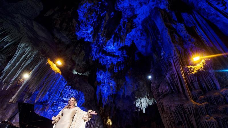 Die spanische Sopranistin Ainhoa Arteta in der Cueva de Nerja (Höhle von Nerja). Die spanische Sopranistin Ainhoa Arteta in der Cueva de Nerja (Höhle von Nerja).