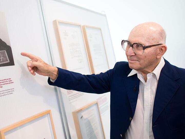 Der Holocaust-Überlebende und israelische Sportler Shaul Ladany steht in der Gedenkstätte des Konzentrationslagers Bergen-Belsen. Foto: Julian Stratenschulte