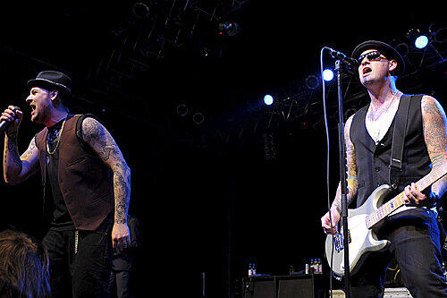Am Rocken: Joel und Benji Madden (r.) sorgen in den Georg-Elser-Hallen lautstark dafür, dass mal wieder so richtig in München der Punk abgeht.