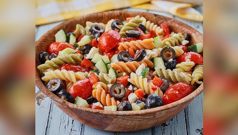 Farbenfroh und vitaminreich: Dieser Nudelsalat überzeugt nicht nur geschmacklich.