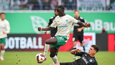F&uuml;rths Omar Sillah (links) und Tobias M&uuml;ller aus Magdeburg k&auml;mpfen um den Ball.