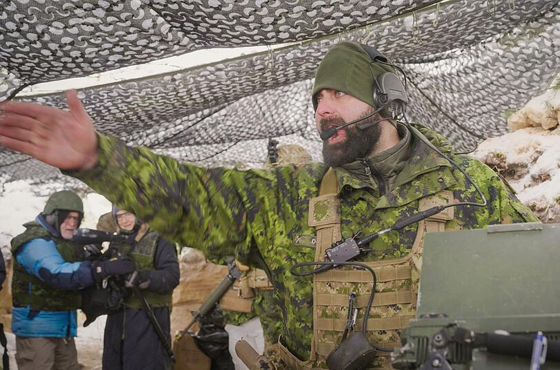 Ein kanadischer Kanonier, Sergeant Douglas Lawrence, während einer Nato-Übung in Adazi, Lettland. Steht an der russisch-lettischen Grenze ein bewaffneter Konflikt bevor? Ein kanadischer Kanonier, Sergeant Douglas Lawrence, während einer Nato-Übung in Adazi, Lettland. Steht an der russisch-lettischen Grenze ein bewaffneter Konflikt bevor?