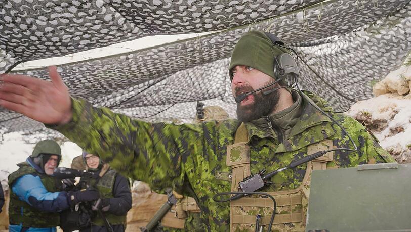 Ein kanadischer Kanonier, Sergeant Douglas Lawrence, w&auml;hrend einer Nato-&Uuml;bung in Adazi, Lettland. Steht an der russisch-lettischen Grenze ein bewaffneter Konflikt bevor?