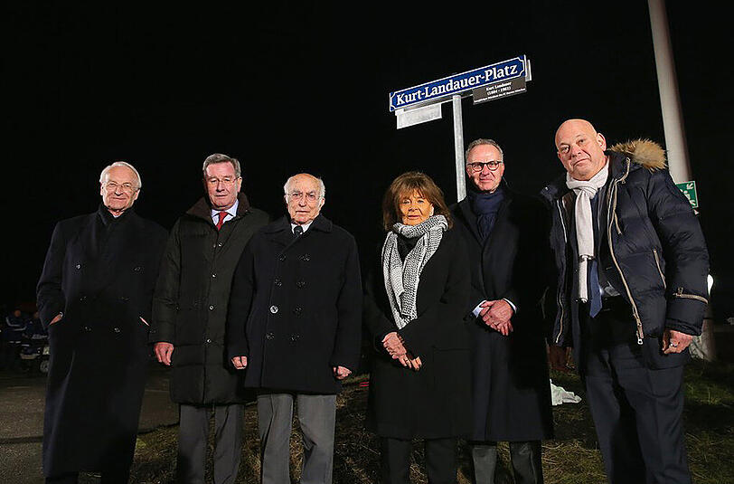 Die Zeremonie nahmen Karl-Heinz Rummenigge (Vorstandsvorsitzender des FC Bayern), Karl Hopfner (Präsident des FC Bayern), Charlotte Knobloch (Präsidentin der Israelitischen Kultusgemeinde München und Oberbayern), Uri Siegel (Neffe von Kurt Landauer), Gady Gronich (Israelisches Generalkonsulat München) sowie Dr. Edmund Stoiber (Ministerpräsident a.D. und Verwaltungsratsvorsitzender des FC Bayern) vor.