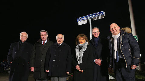 Die Zeremonie nahmen Karl-Heinz Rummenigge (Vorstandsvorsitzender des FC Bayern), Karl Hopfner (Präsident des FC Bayern), Charlotte Knobloch (Präsidentin der Israelitischen Kultusgemeinde München und Oberbayern), Uri Siegel (Neffe von Kurt Landauer), Gady Gronich (Israelisches Generalkonsulat München) sowie Dr. Edmund Stoiber (Ministerpräsident a.D. und Verwaltungsratsvorsitzender des FC Bayern) vor.