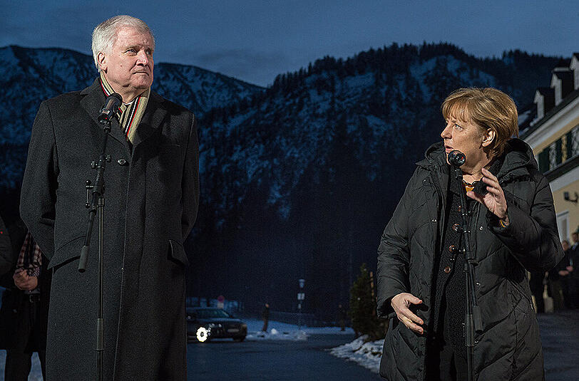 Der Ton zwischen Horst Seehofer (CSU) und Angela Merkel (CDU) wird rauer. Jetzt droht der Freistaat sogar mit einer Verfassungsklage. (Archivbild)