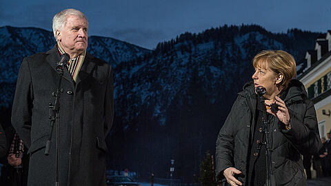 Der Ton zwischen Horst Seehofer (CSU) und Angela Merkel (CDU) wird rauer. Jetzt droht der Freistaat sogar mit einer Verfassungsklage. (Archivbild)