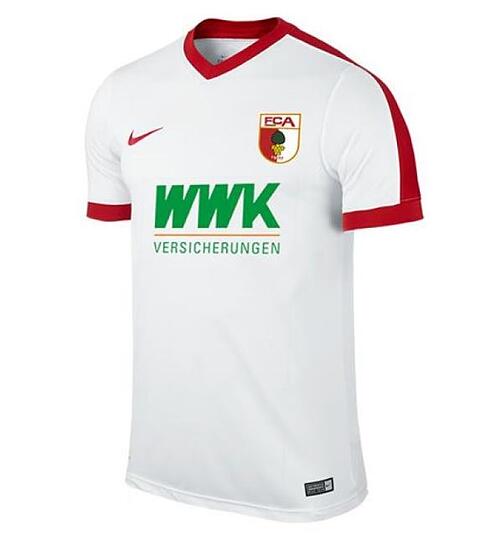 Der FC Augsburg spielt im heimischen Stadion in weißen Trikots. Am Kragen- und Ärmelrand sind rote Abschlüsse angebracht.