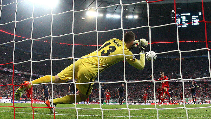 2. Der tragischste Moment: Und Thomas Müller scheitert an seinen Nerven. Beim Stand von 1:0 vergibt er einen Elfmeter, wird sich bis zum heutigen Tag nicht davon erholen. Die Bayern, die die beste erste Halbzeit des Jahres spielen, gewinnen 2:1. Zu wenig. Nach dem 0:1 im Hinspiel ist Schluss.