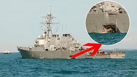 In der Backbordseite des US-Lenkwaffenzerstörer USS John S. McCain klafft nach einer Kollision mit einem Tanker vor der malaysischen Küste ein Loch.