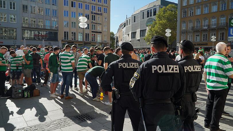 Auch die Polizei war mit mehreren Einsatzfahrzeugen und Beamten im Einsatz - die Lage immer im Blick.