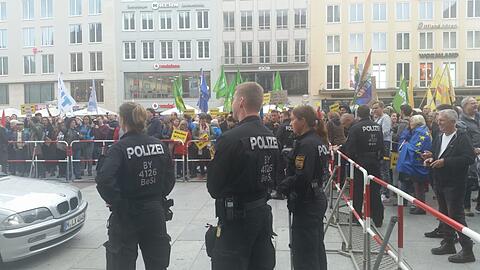 Hunderte Gegendemonstranten protestieren gegen die NPD-Kundgebung auf dem Marienplatz.