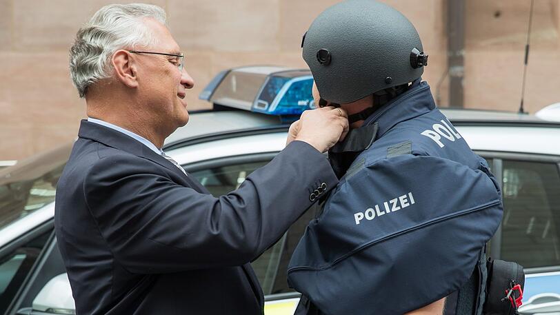 Bayerns Innenminister Joachim Herrmann will die Sicherheit von Polizeibeamten verstärken.