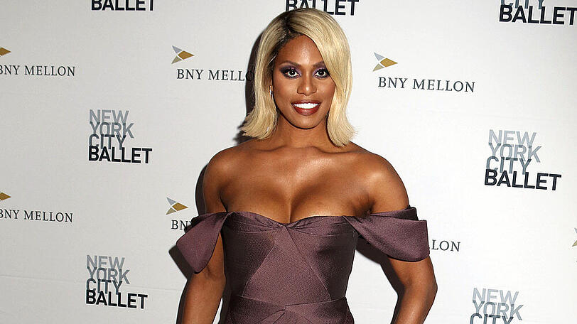 Schauspielerin Laverne Cox in ihrer mauvefarbenen Mermaid-Robe bei der "NYC Ballet Fall Fashion Gala"