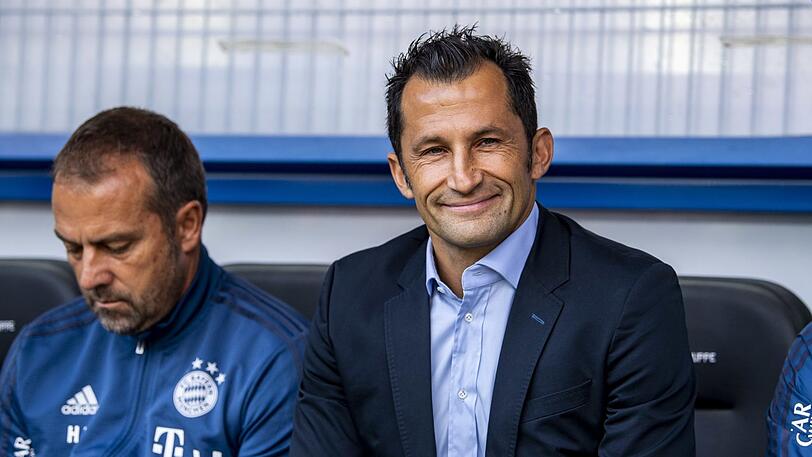 Bayern-Trainer Hansi Flick (l) will neue Spieler. Bayern Sportdirektor Hasan Salihamidzic will erst Geld einnehmen.