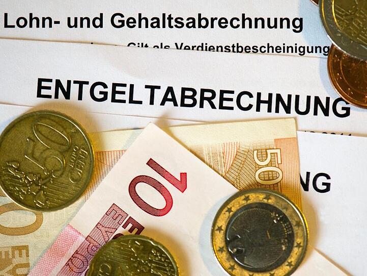 Insgesamt bleiben die östlichen Bundesländer beim Gehalt deutlich unter dem Niveau des Westens, wenn sie auch leicht aufholten.