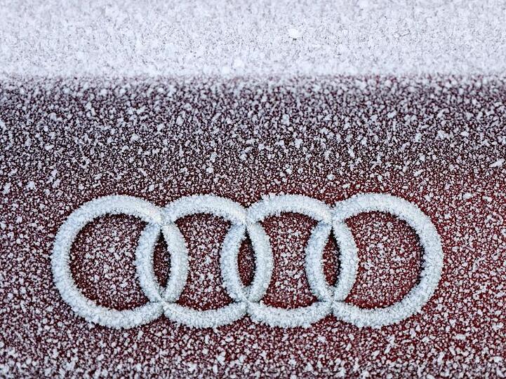 Das vereiste Logo von Audi auf einem Fahrzeug. Foto: Jan Woitas