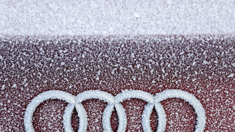 Das vereiste Logo von Audi auf einem Fahrzeug. Foto: Jan Woitas Das vereiste Logo von Audi auf einem Fahrzeug. Foto: Jan Woitas