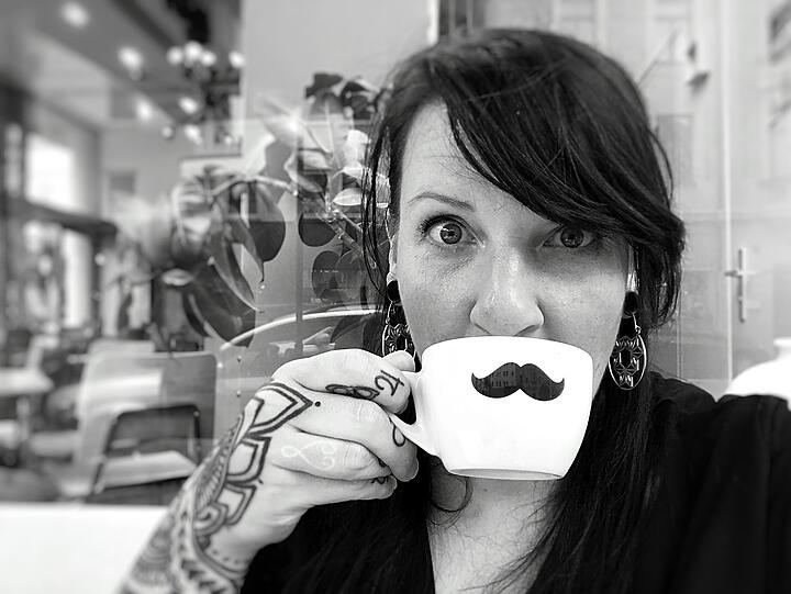Katharina Menne von "Black Heart Tattoo" in Schwabing: "Tätowieren ist mein Leben. Ich vermisse meinen wunderschönen Laden, den ich mir aus eigener Kraft aufgebaut habe und in dem unter strengen Hygienevorgaben gearbeitet wird. Seitdem man mir untersagt, meinen Beruf auszuüben, fühle ich mich, als würde mir ein Teil meines Körpers und meiner Identität fehlen. Auch wenn ich verstehe, dass bei diesem Virus Maßnahmen absolut notwendig sind, fühle ich mich bei der neuen 'Öffnungsstrategie' der Bayerischen Landesregierung willkürlich behandelt und ausgegrenzt. Ich lebe nun seit vielen Monaten von meiner Altersvorsorge. Je länger der Lockdown für unsere Branche geht, desto früher muss ich sterben, denn hinten raus wird mir das Geld schmerzlich fehlen."