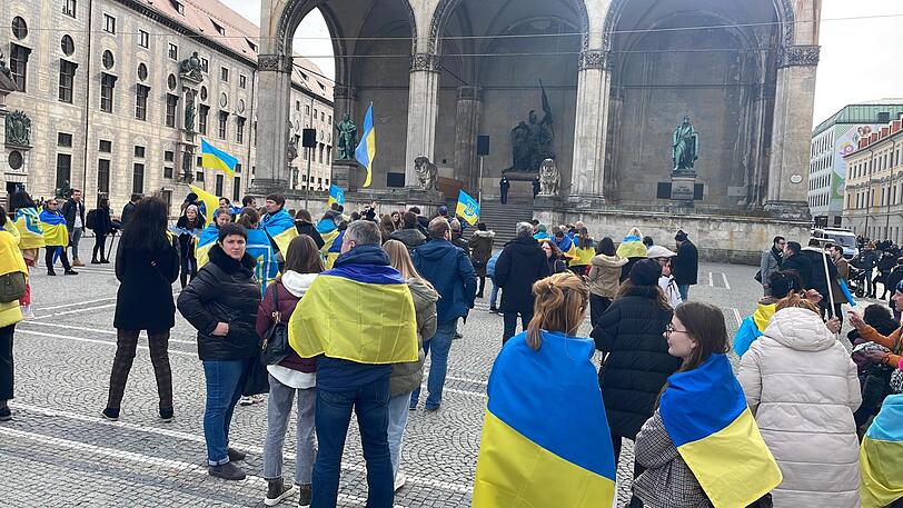 Am Odeonsplatz haben sich kurz vor Beginn der Demo rund 100 Teilnehmer versammelt.