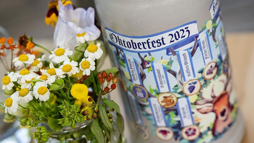 Ein Exemplar des Wiesn Wirte Krugs für das Oktoberfest 2023 steht zur Präsentation.