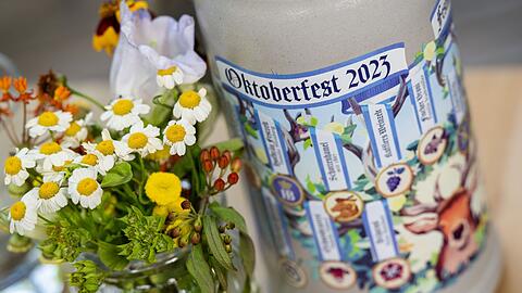 Ein Exemplar des Wiesn Wirte Krugs für das Oktoberfest 2023 steht zur Präsentation.