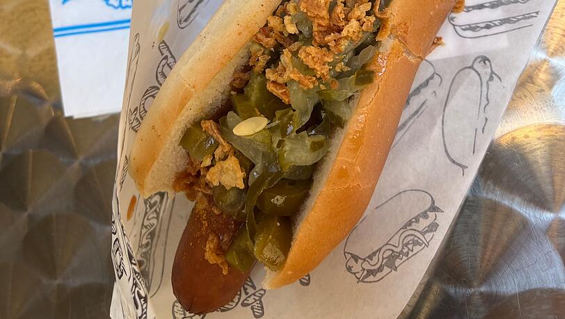 Für knapp sieben Euro bekommt man den "Currywurst-Hotdog". Für knapp sieben Euro bekommt man den "Currywurst-Hotdog".